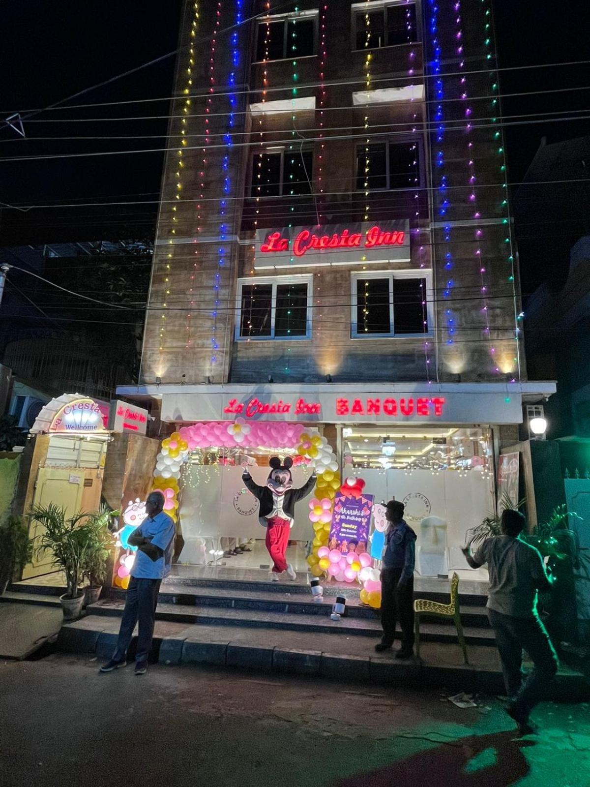 La Cresta Inn Kolkata Bagian luar foto